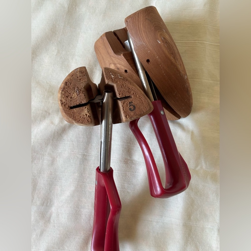 Travel Tree Wooden Shoe Trees with Red Handles # 5 - Picture 3 of 8